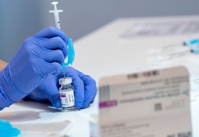 خبير في الصحة العالمية يحسم الجدل بشأن لقاح أسترازينيكا