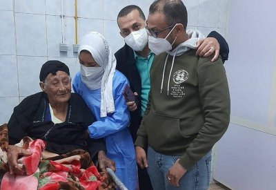 "خلطة سحرية" وراء تعافي كبار السن بمستشفيات عزل مصر