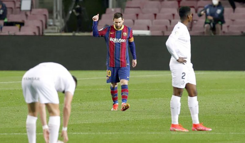 ميسي يقود برشلونة لسحق هويسكا برباعية