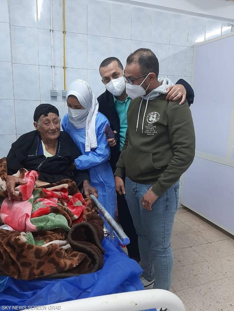 "خلطة سحرية" وراء تعافي كبار السن بمستشفيات عزل مصر