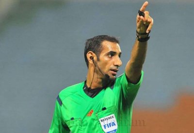 العماني الشقصي يدير ودية الأحمر مع عمان