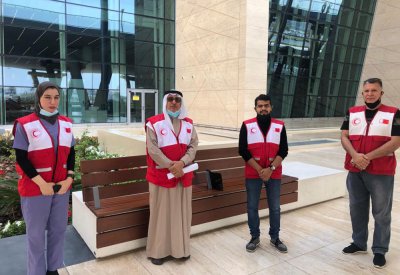 متطوعو الهلال الأحمر يدعمون "الصفوف الأمامية" بمواجهة كورونا في مطار البحرين