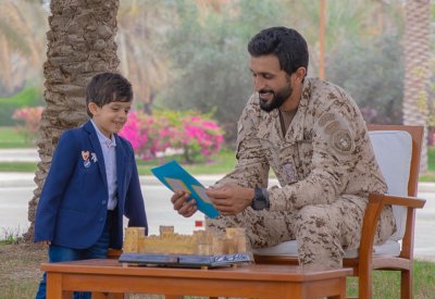 استقبل الطفل آدم ووصفه بالعبقري.. ناصر بن حمد: سأقف الى جانبك لتحقيق حلمك.. وسأتكلم معك وأنت في الفضاء
