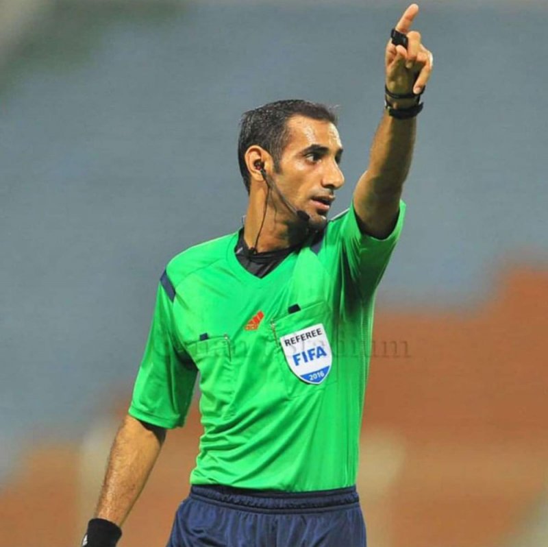 العماني الشقصي يدير ودية الأحمر مع عمان