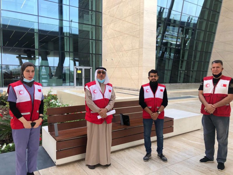 متطوعو الهلال الأحمر يدعمون "الصفوف الأمامية" بمواجهة كورونا في مطار البحرين