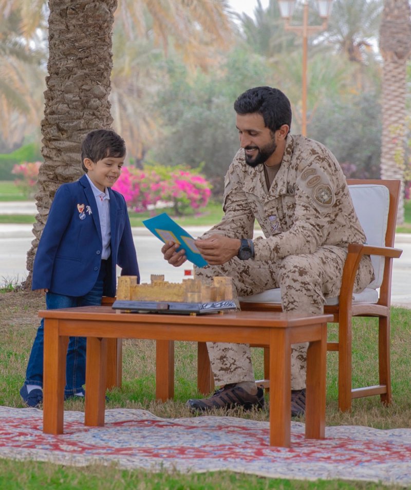 استقبل الطفل آدم ووصفه بالعبقري.. ناصر بن حمد: سأقف الى جانبك لتحقيق حلمك.. وسأتكلم معك وأنت في الفضاء