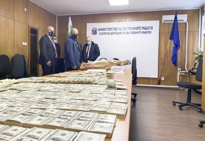 قضية تهز أوروبا.. تزوير ملايين الدولارات داخل الحرم الجامعي!