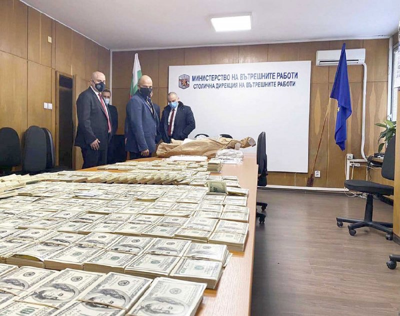 قضية تهز أوروبا.. تزوير ملايين الدولارات داخل الحرم الجامعي!