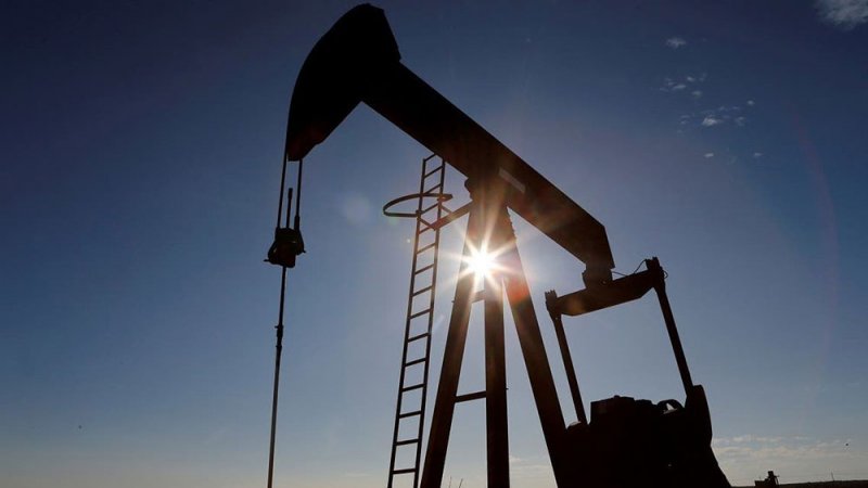 النفط يكسر سلسلة التراجع .. وبرنت يرتفع 1.6%