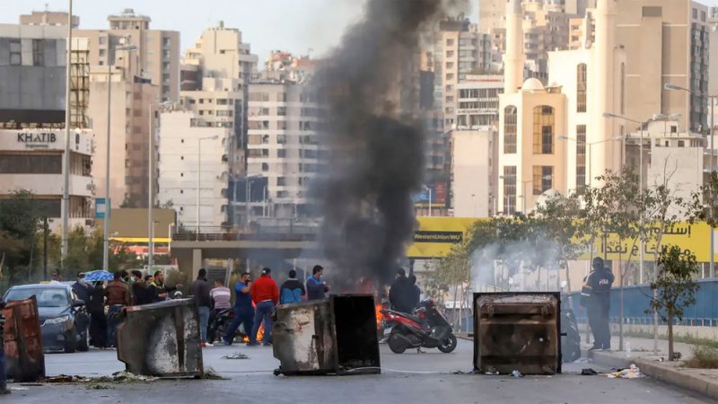"إيران برا برا بيروت حرة حرة".. أصوات لبنانيين تصدح