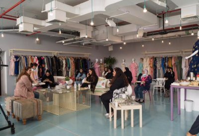 "أرتيزانا 973+" يستضيف المصممة الكويتية آلاء الكايد