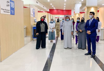 بالصور رئيس المجلس الأعلى للصحة يدشن مركز التطعيم في مجمع سترة التجاري