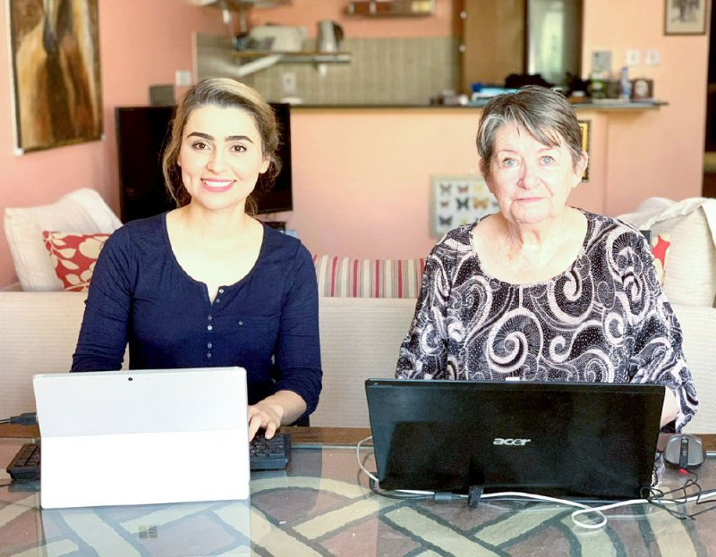 منى فيروز: شكرًا يا أمي الإنجليزية التي غرست فينا عاداتنا البحرينية