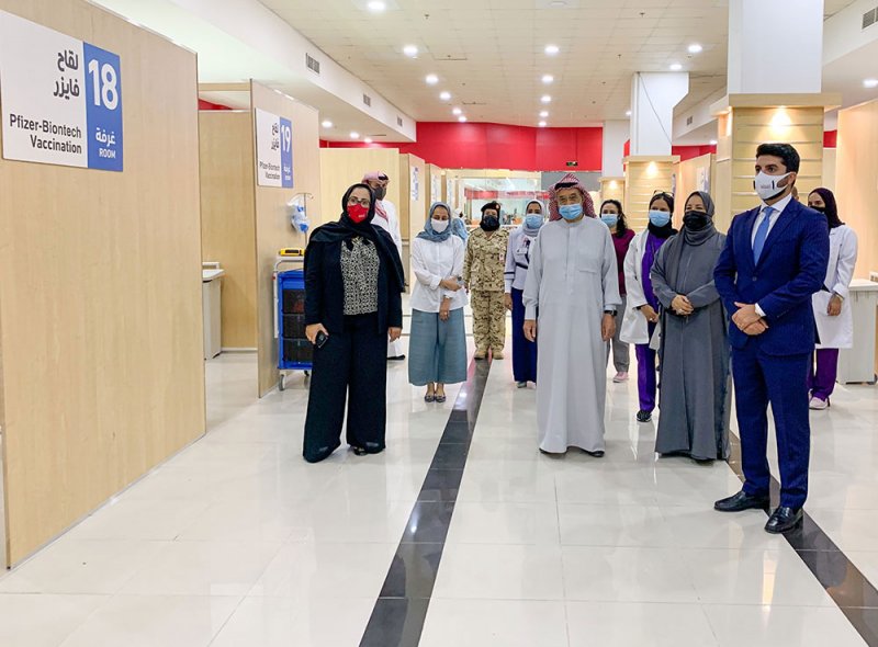 بالصور رئيس المجلس الأعلى للصحة يدشن مركز التطعيم في مجمع سترة التجاري