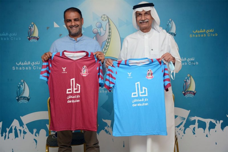 عقارات دار السلطان ترعى فريق الكرة بنادي الشباب