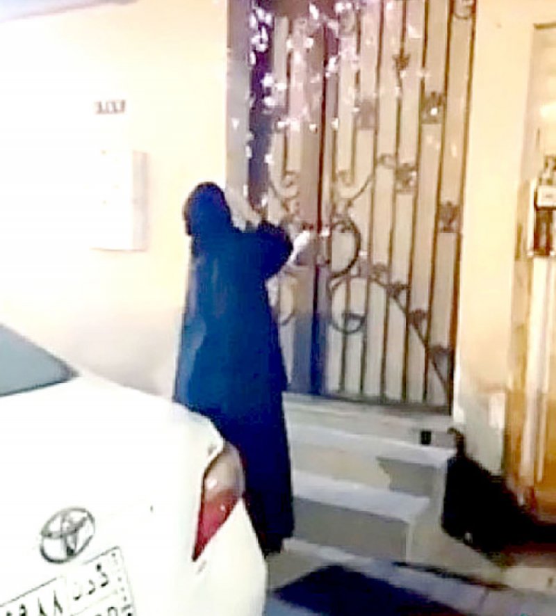 بالزينة والزغاريد... تحتفل بطلاقها أمام منزل طليقها
