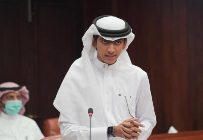 طالب بحريني يشارك في البرلمان العربي لافتاً إعجاب الجميع