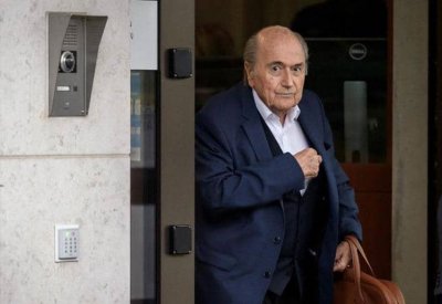 "فيفا" يجدد إيقاف بلاتر وفالك.. ويفرض غرامة مالية كبيرة