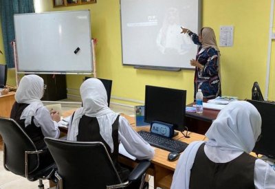 معلمة تنشئ وكالة أنباء مدرسية وتؤلف منهجًا إعلاميًا