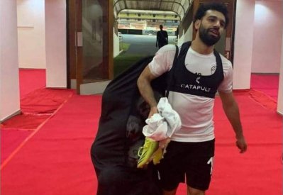 "المتواضع".. إشادات واسعة بأحدث صور صلاح مع منتخب مصر