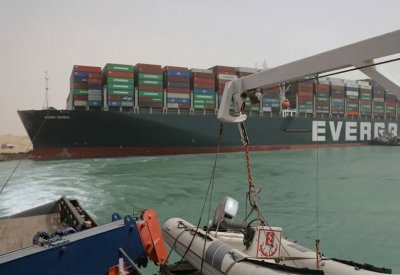 مصر تعلق الملاحة مؤقتًا في قناة السويس