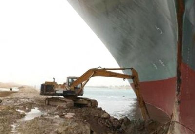 "خطة جديدة" لتعويم السفينة الجانحة بقناة السويس
