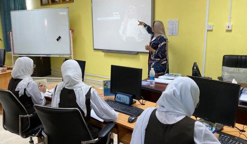 معلمة تنشئ وكالة أنباء مدرسية وتؤلف منهجًا إعلاميًا