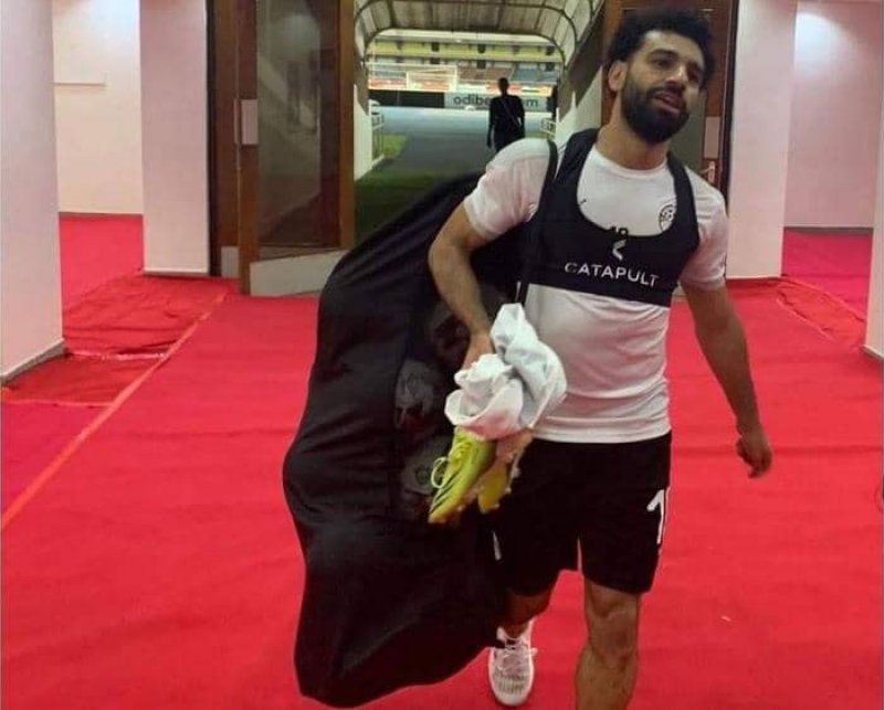 "المتواضع".. إشادات واسعة بأحدث صور صلاح مع منتخب مصر