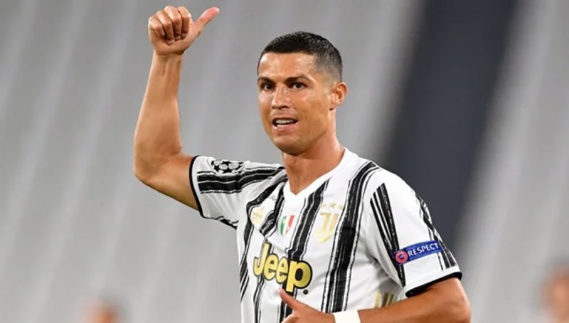 رونالدو يُطالب بصفقتين للبقاء في يوفنتوس