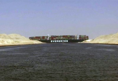 ماذا يعني توقف قناة السويس لشحنات النفط؟.. وحديث عن خط سوميد