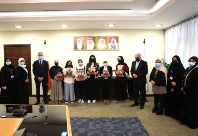 رئيس جامعة البحرين يكرم الفائزات في ورشة الطاقة النظيفة   
