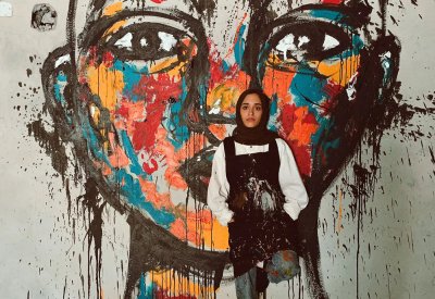 أمل البلوشي: الفنانة البحرينية الشغوفة برسم الجداريات