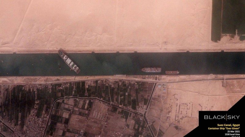 توقف الملاحة في قناة السويس.. كم يكلف العالم؟