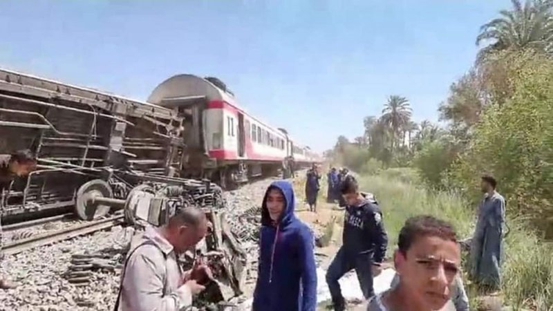 مصر.. مقتل 32 وإصابة 66 بحادثة تصادم قطارين في سوهاج
