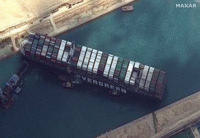 "بارقة أمل" لانتهاء أزمة قناة السويس.. "المحركات عادت للعمل"