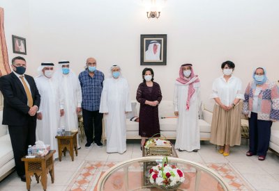 معالي الشيخة مي تزور الكاتب إبراهيم غلوم في اليوم العالمي للمسرح