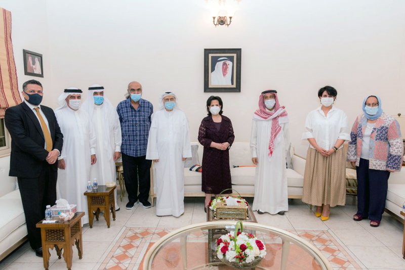 معالي الشيخة مي تزور الكاتب إبراهيم غلوم في اليوم العالمي للمسرح