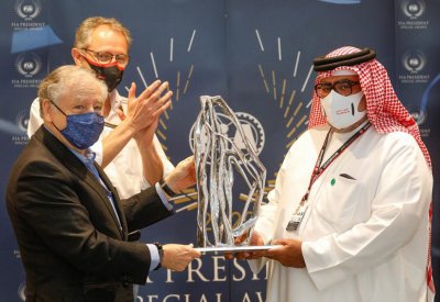 رئيس الاتحاد الدولي يقدم الجائزة الخاصة لأفضل فريق تنظيم لعبدالله بن عيسى ويكرم المنظمين
