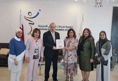السفير الفلسطيني يقدم ميدالية الرئيس التقديرية لجمعية سيدات الأعمال 