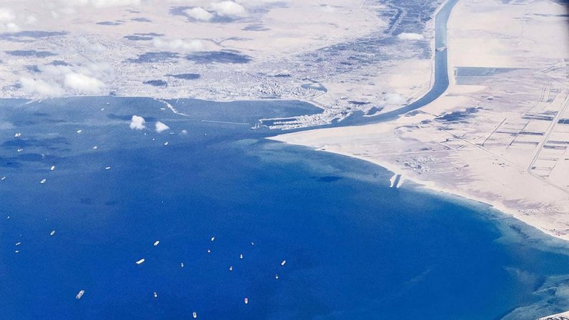 ليست الرياح.. سبب "مفاجئ" وراء جنوح سفينة قناة السويس