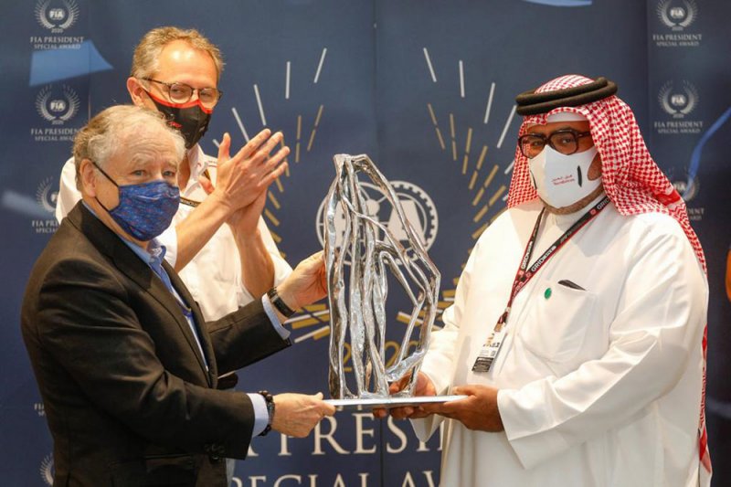 رئيس الاتحاد الدولي يقدم الجائزة الخاصة لأفضل فريق تنظيم لعبدالله بن عيسى ويكرم المنظمين