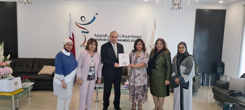 السفير الفلسطيني يقدم ميدالية الرئيس التقديرية لجمعية سيدات الأعمال 