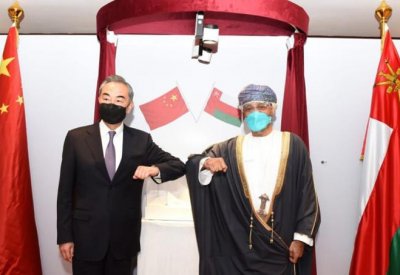 وزير الخارجية العماني يعقد جلسة مباحثات مع نظيره الصيني