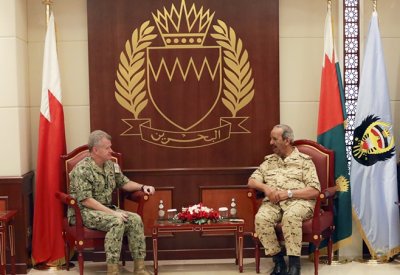 القائد العام لقوة دفاع البحرين يستقبل قائد الأسطول الخامس بمناسبة انتهاء فترة عمله