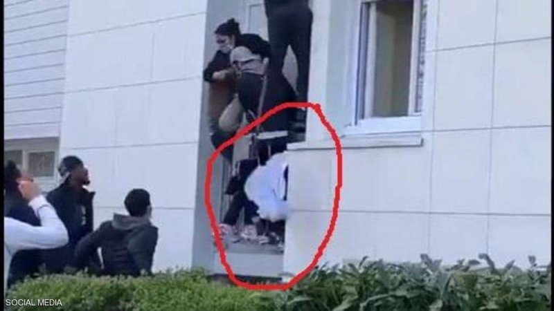 بالفيديو: أنقذوا الوالدين من الحريق ورموا الرضيع