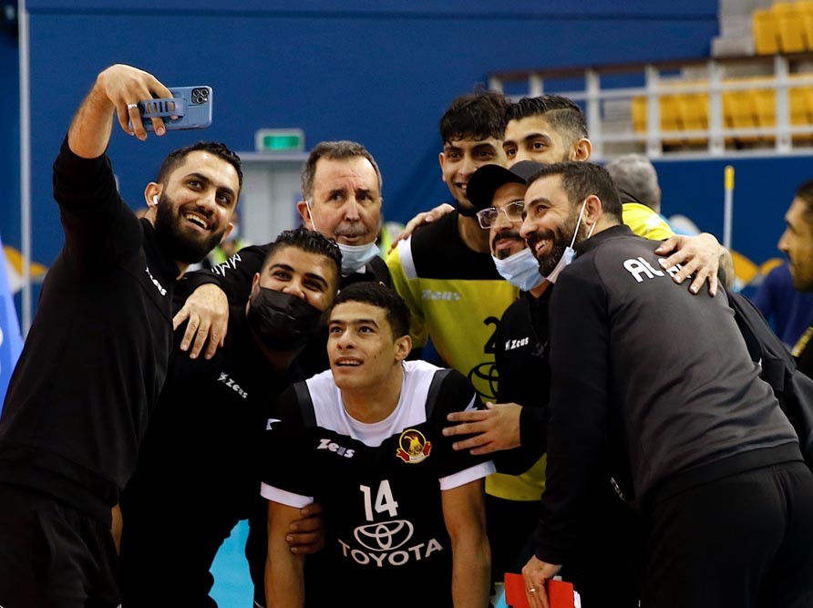 بن قارة محتفلا بلقب الدوري مع الأهلي