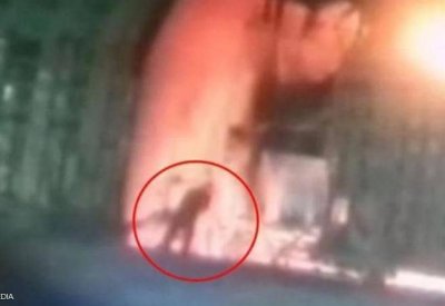ألقى بنفسه داخل فرن فولاذ.. والكاميرا ترصد "اللحظة الرهيبة"