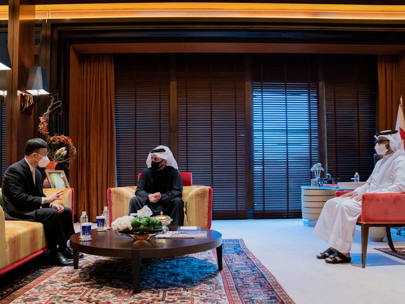 خالد بن حمد يستقبل السفير الياباني بمناسبة انتهاء فترة عمله