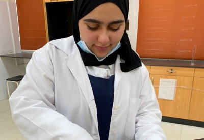 طالبات ثانوية الحد يبتكرن مشروعاً لتحويل النفايات البلاستيكية إلى مواد بناء