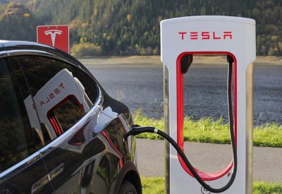 شركة Tesla تسلم نحو 185 ألف سيارة في الربع الأول من 2021